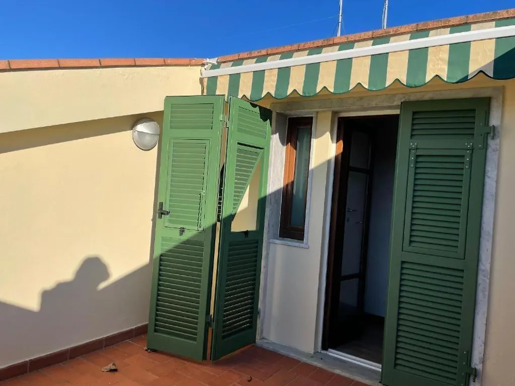 Affittacamere Confortevole Camera Matrimoniale Con Terrazza A 500 Mt Dal Mare Marina Di Carrara