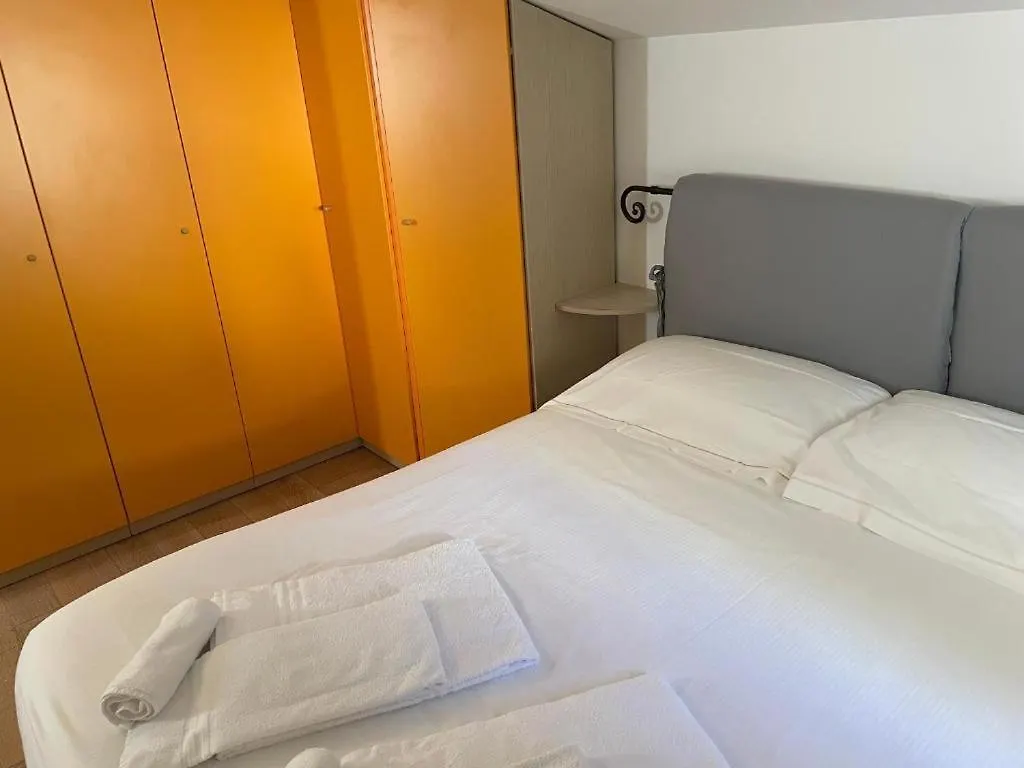 Confortevole Camera Matrimoniale Con Terrazza A 500 Mt Dal Mare Marina Di Carrara Affittacamere